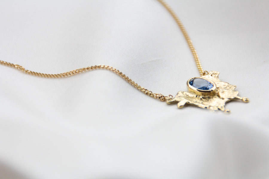 Collier Flaque d'Or embellie par un Saphir - bijouterie-marinellor.myshopify.com - C'est une création UNIQUE de la Bijouterie Marinell'OR à Ingersheim en Alsace. 