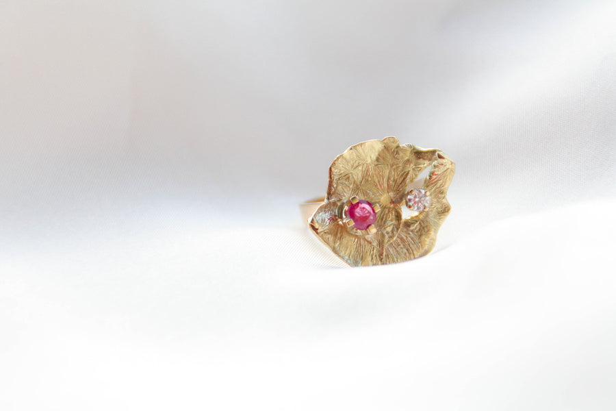 Bague Flaque d'Or embellie par un Diamant et un Rubis - bijouterie-marinellor.myshopify.com - C'est une création UNIQUE de la Bijouterie Marinell'OR à Ingersheim en Alsace. 