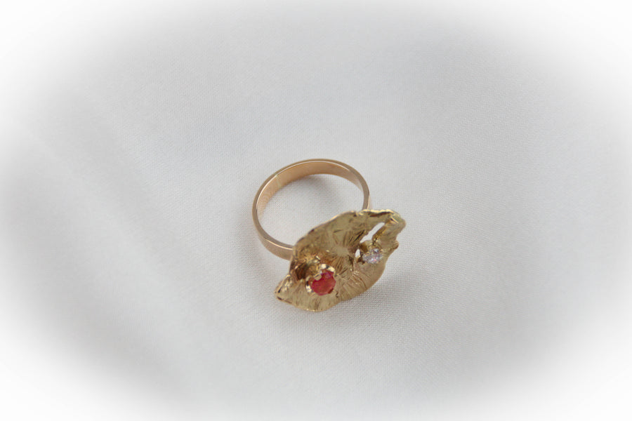 Bague Flaque d'Or embellie par un Diamant et un Rubis - bijouterie-marinellor.myshopify.com - C'est une création UNIQUE de la Bijouterie Marinell'OR à Ingersheim en Alsace. 