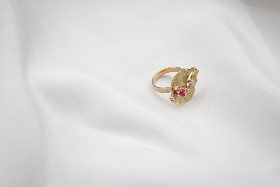 Bague Flaque d'Or embellie par un Diamant et un Rubis - bijouterie-marinellor.myshopify.com - C'est une création UNIQUE de la Bijouterie Marinell'OR à Ingersheim en Alsace. 