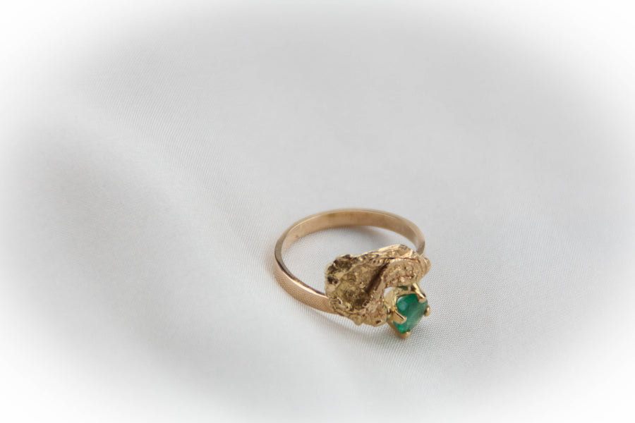 Bague Flaque d'Or embellie par une Emeraude - bijouterie-marinellor.myshopify.com - C'est une création UNIQUE de la Bijouterie Marinell'OR à Ingersheim en Alsace. 