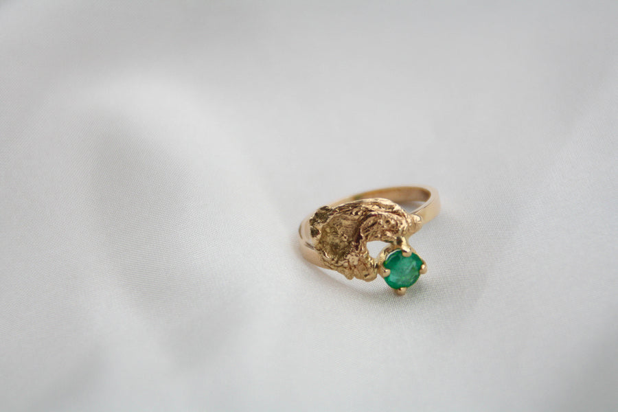 Bague Flaque d'Or embellie par une Emeraude - bijouterie-marinellor.myshopify.com - C'est une création UNIQUE de la Bijouterie Marinell'OR à Ingersheim en Alsace. 