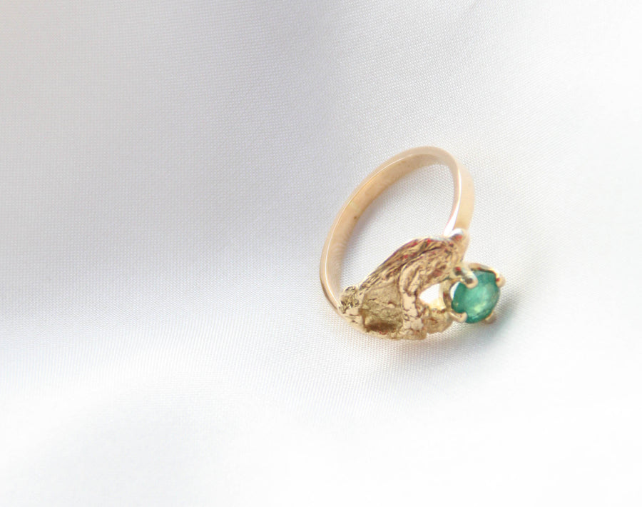 Bague Flaque d'Or embellie par une Emeraude - bijouterie-marinellor.myshopify.com - C'est une création UNIQUE de la Bijouterie Marinell'OR à Ingersheim en Alsace. 