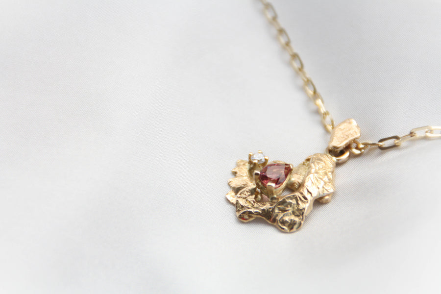 Pendentif Flaque d'Or embellie par un Diamant et une Tourmaline - bijouterie-marinellor.myshopify.com - C'est une création UNIQUE de la Bijouterie Marinell'OR à Ingersheim en Alsace. 