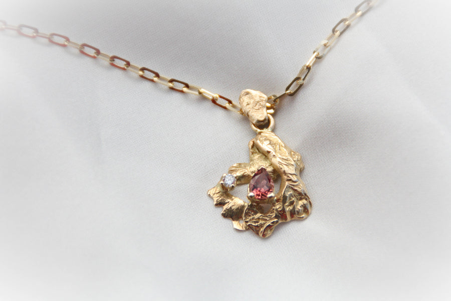 Pendentif Flaque d'Or embellie par un Diamant et une Tourmaline - bijouterie-marinellor.myshopify.com - C'est une création UNIQUE de la Bijouterie Marinell'OR à Ingersheim en Alsace. 