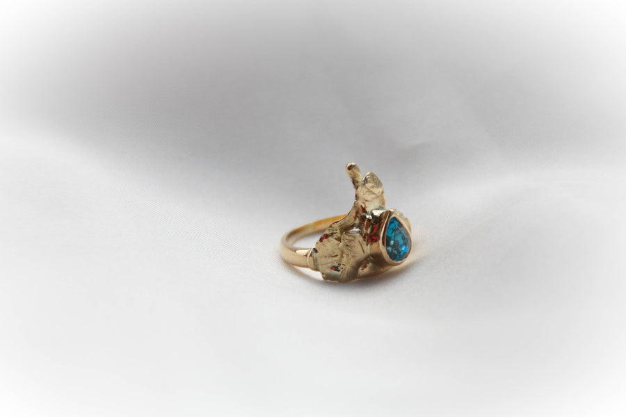 Bague Flaque d'Or embellie par un Zircon Bleu - bijouterie-marinellor.myshopify.com - C'est une création UNIQUE de la Bijouterie Marinell'OR à Ingersheim en Alsace. 