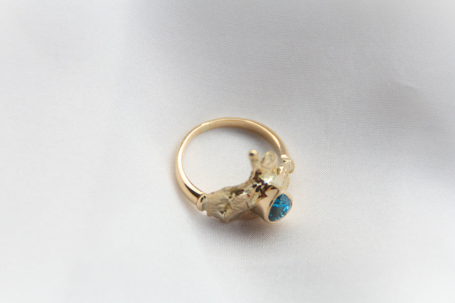 Bague Flaque d'Or embellie par un Zircon Bleu - bijouterie-marinellor.myshopify.com - C'est une création UNIQUE de la Bijouterie Marinell'OR à Ingersheim en Alsace. 