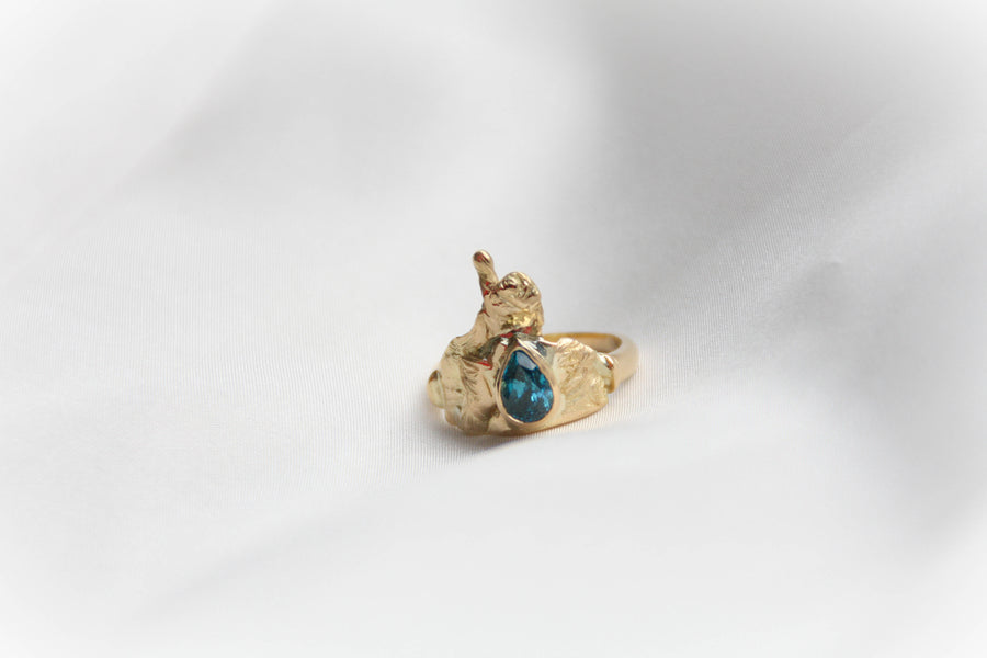 Bague Flaque d'Or embellie par un Zircon Bleu - bijouterie-marinellor.myshopify.com - C'est une création UNIQUE de la Bijouterie Marinell'OR à Ingersheim en Alsace. 