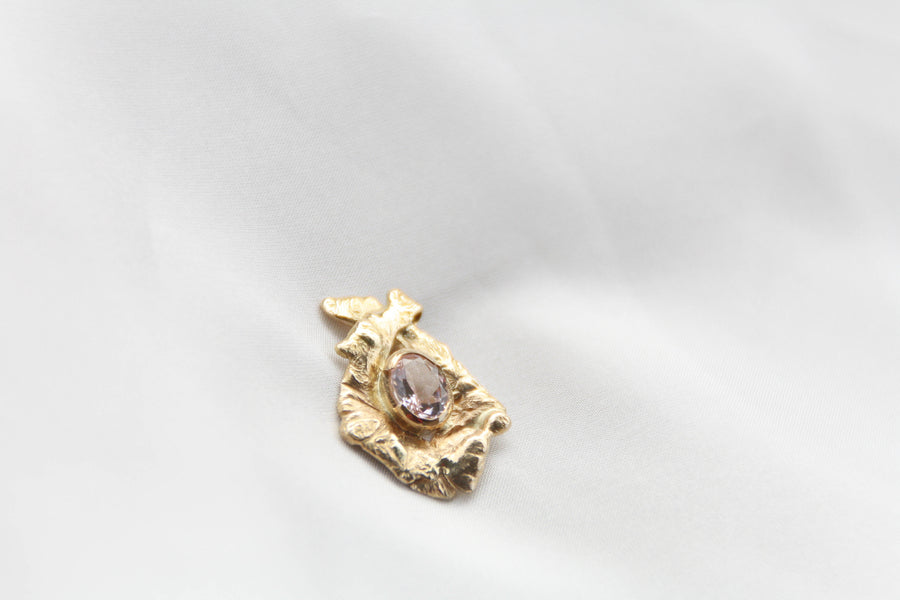 Pendentif Flaque d'Or embellie par une Morganite - bijouterie-marinellor.myshopify.com - C'est une création UNIQUE de la Bijouterie Marinell'OR à Ingersheim en Alsace. 