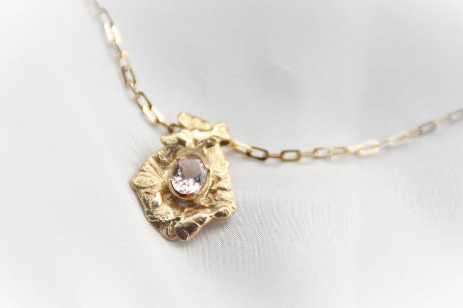 Pendentif Flaque d'Or embellie par une Morganite - bijouterie-marinellor.myshopify.com - C'est une création UNIQUE de la Bijouterie Marinell'OR à Ingersheim en Alsace. 