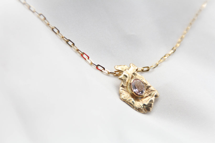 Pendentif Flaque d'Or embellie par une Morganite - bijouterie-marinellor.myshopify.com - C'est une création UNIQUE de la Bijouterie Marinell'OR à Ingersheim en Alsace. 