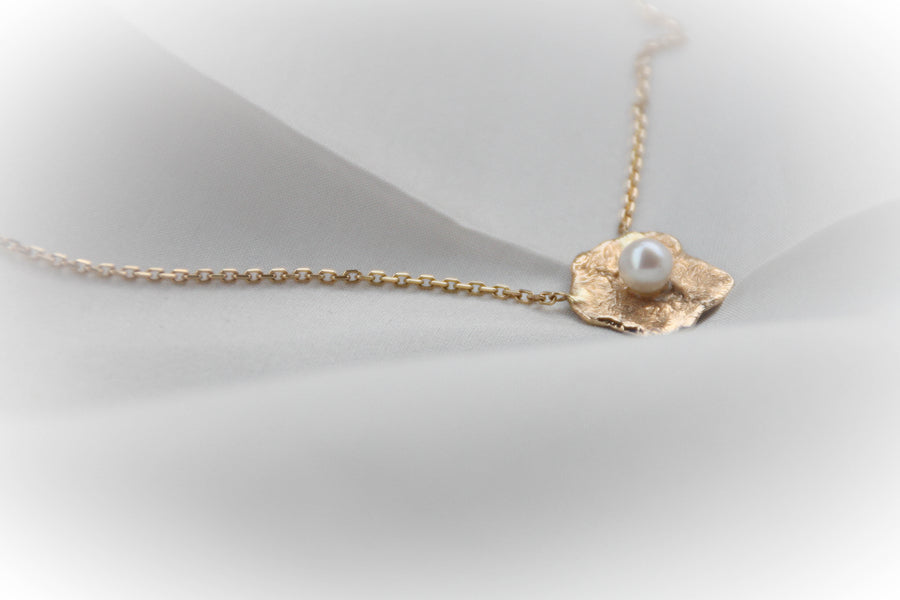 Collier Flaque d'Or embellie par une Perle de Culture - bijouterie-marinellor.myshopify.com - C'est une création UNIQUE de la Bijouterie Marinell'OR à Ingersheim en Alsace. 