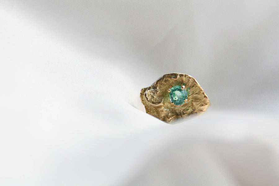 Bague Flaque d'Or embellie par une Apatite - bijouterie-marinellor.myshopify.com - C'est une création UNIQUE de la Bijouterie Marinell'OR à Ingersheim en Alsace. 