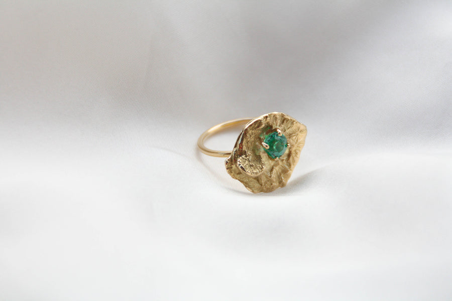 Bague Flaque d'Or embellie par une Apatite - bijouterie-marinellor.myshopify.com - C'est une création UNIQUE de la Bijouterie Marinell'OR à Ingersheim en Alsace. 