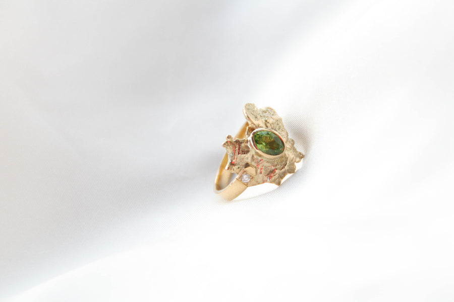 Bague Flaque d'Or embellie par un Péridot et un Diamant - bijouterie-marinellor.myshopify.com - C'est une création UNIQUE de la Bijouterie Marinell'OR à Ingersheim en Alsace. 