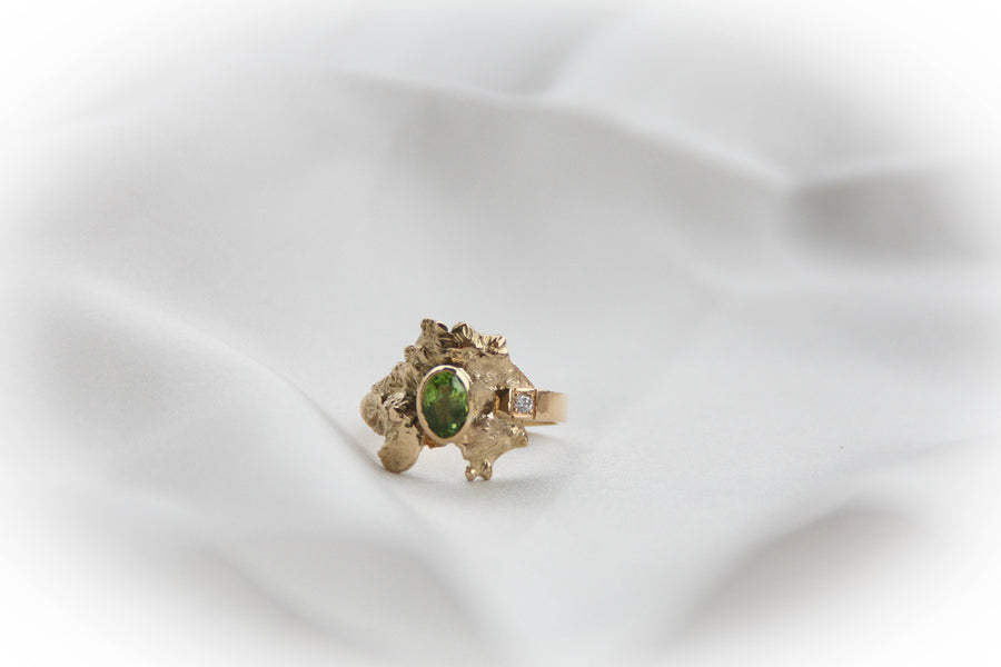 Bague Flaque d'Or embellie par un Péridot et un Diamant - bijouterie-marinellor.myshopify.com - C'est une création UNIQUE de la Bijouterie Marinell'OR à Ingersheim en Alsace. 