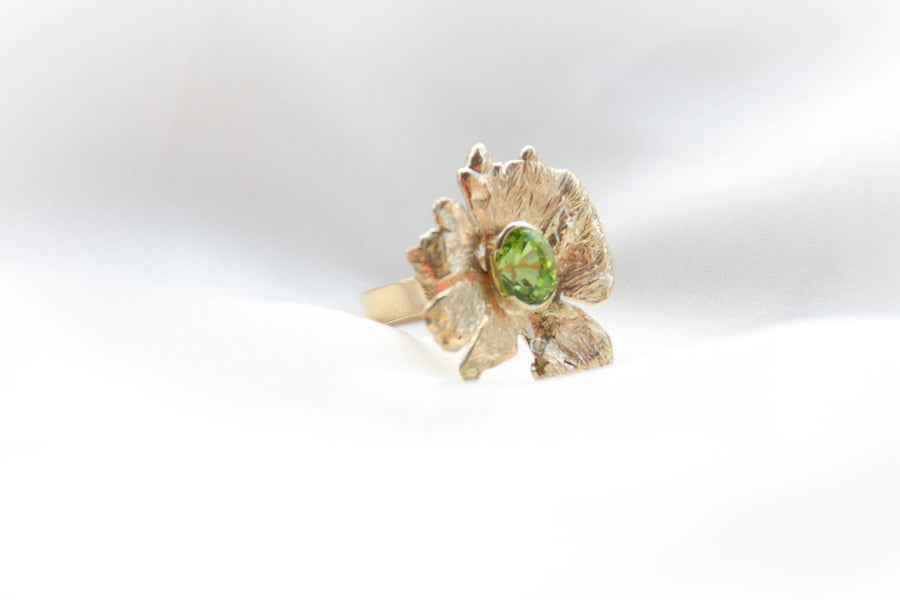 Bague Flaque d'Or embellie par un Péridot - bijouterie-marinellor.myshopify.com - C'est une création UNIQUE de la Bijouterie Marinell'OR à Ingersheim en Alsace. 