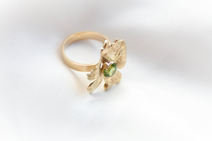 Bague Flaque d'Or embellie par un Péridot - bijouterie-marinellor.myshopify.com - C'est une création UNIQUE de la Bijouterie Marinell'OR à Ingersheim en Alsace. 